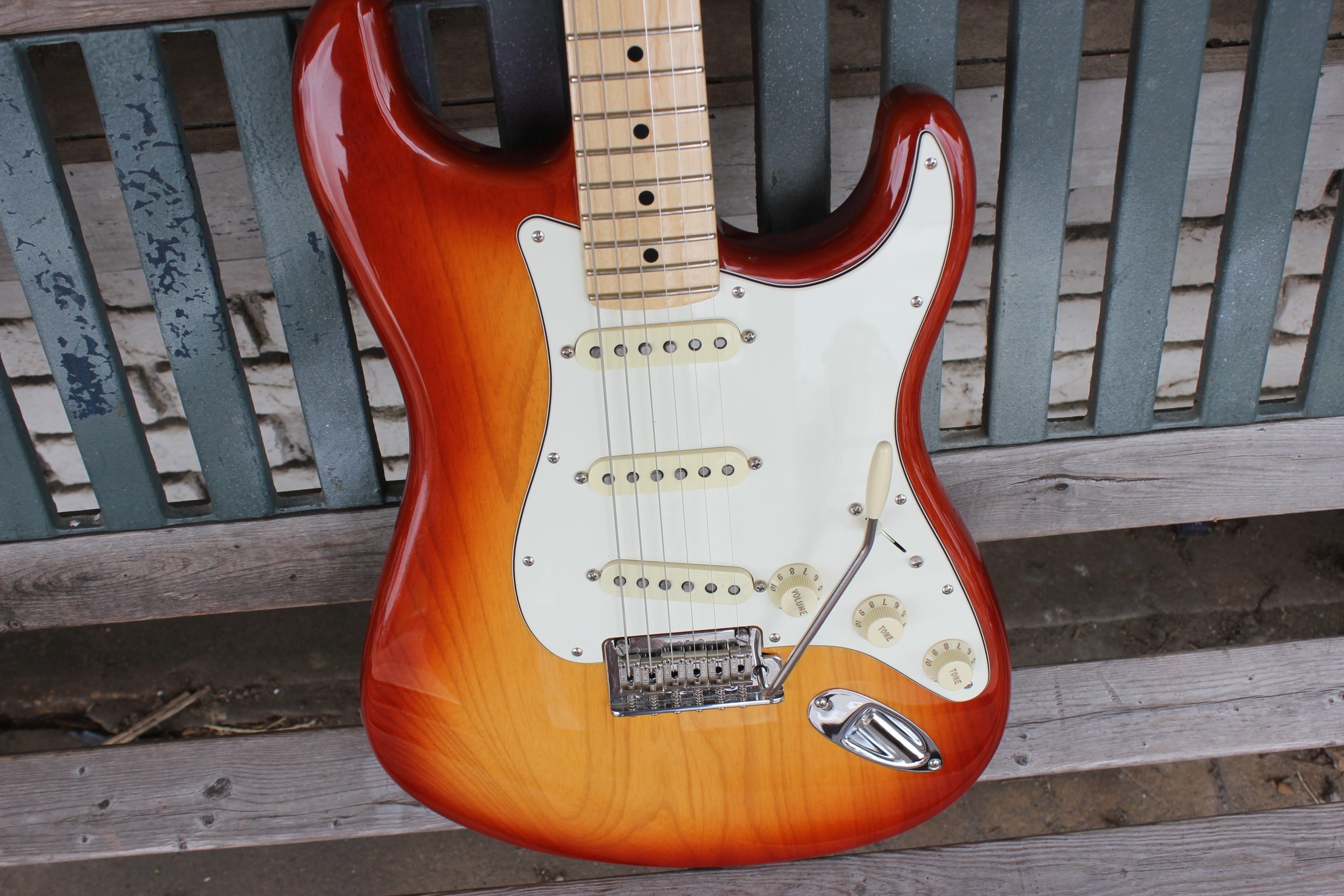 Fender 2018 American Professional Stratocaster Sienna Sunburst - Image 3