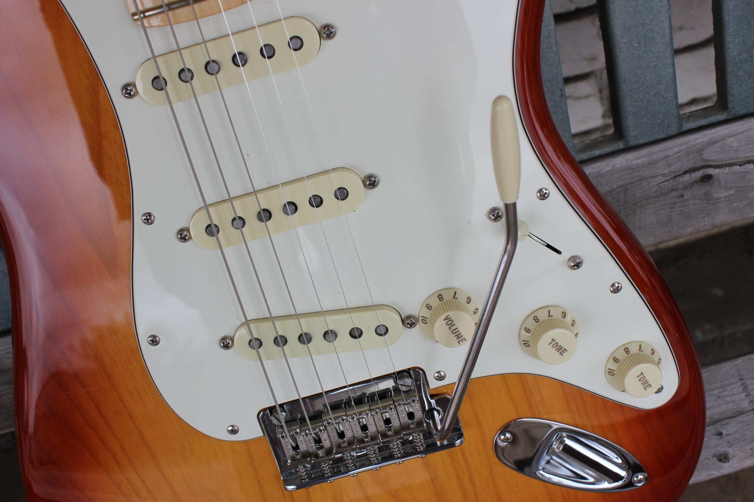 Fender 2018 American Professional Stratocaster Sienna Sunburst - Image 4