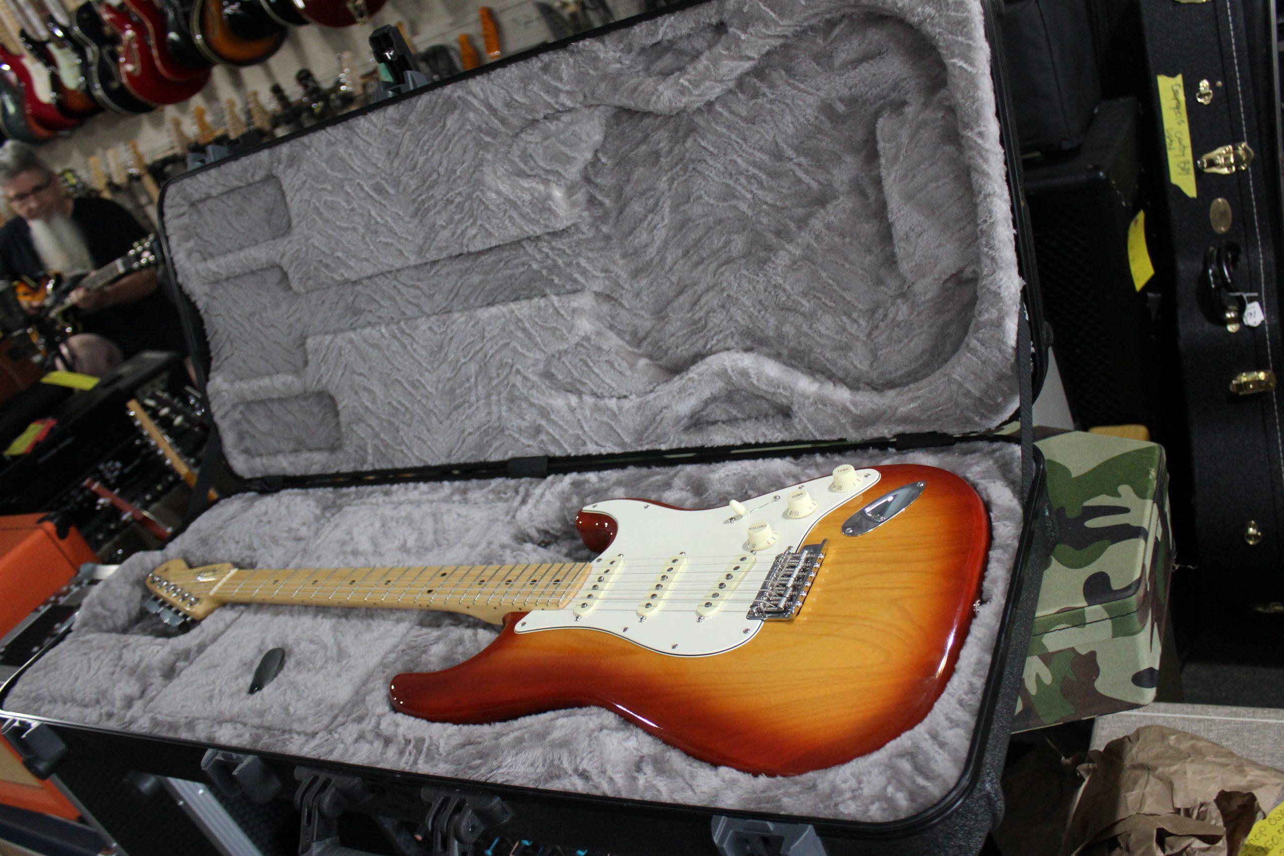Fender 2018 American Professional Stratocaster Sienna Sunburst - Image 18