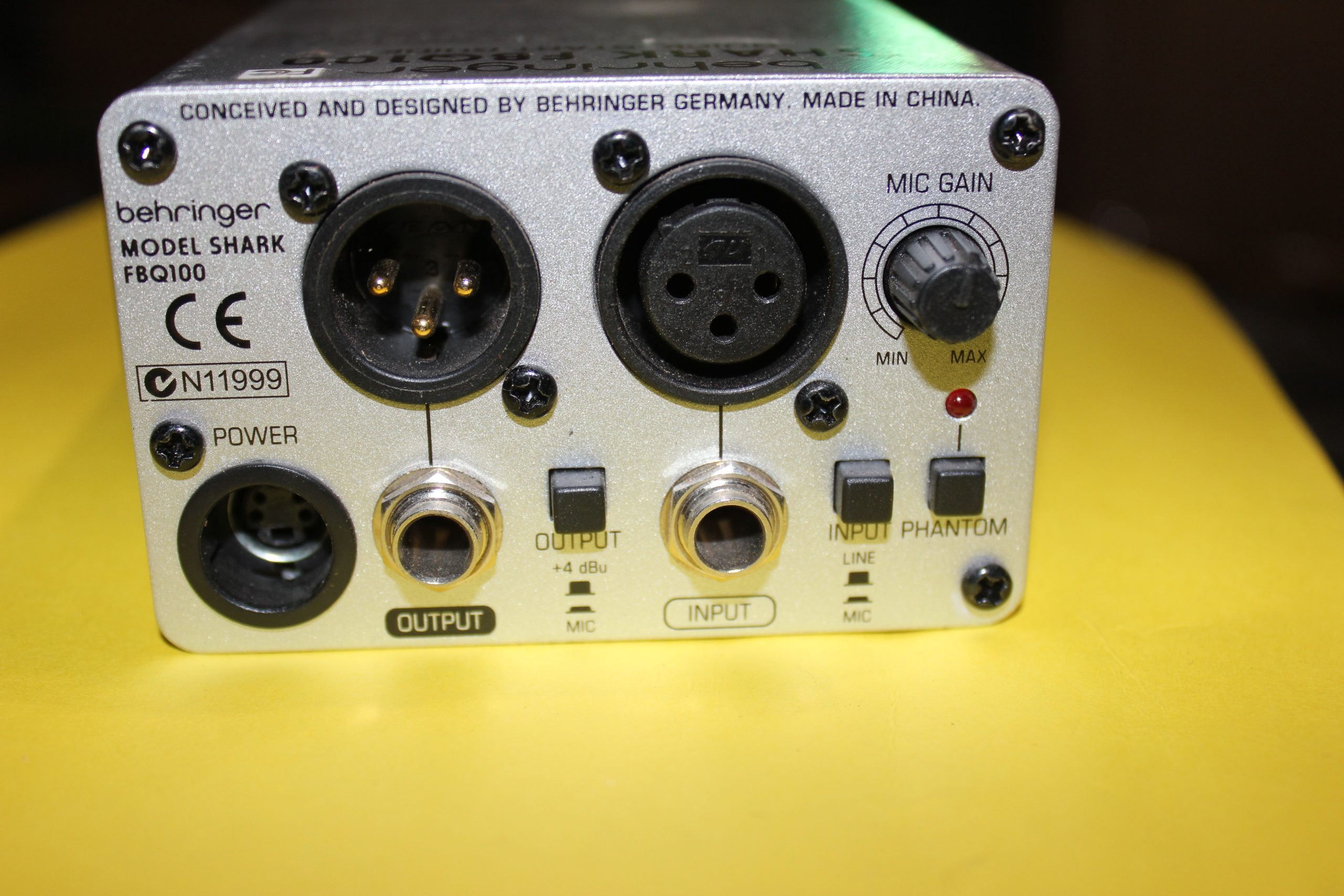 Behringer Shark FBQ100 Automatic Feedback Destroyer with Power Supply - Image 5
