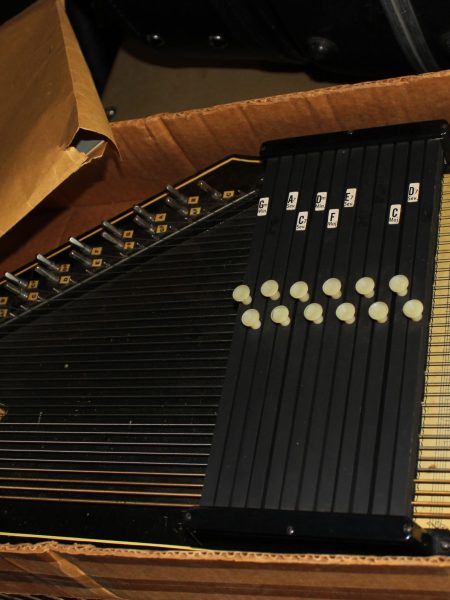 Oscar Schmidt Autoharp 12 Chord 32 string with Books and Tuning Tool